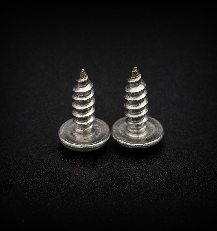 Round head self tapping screw